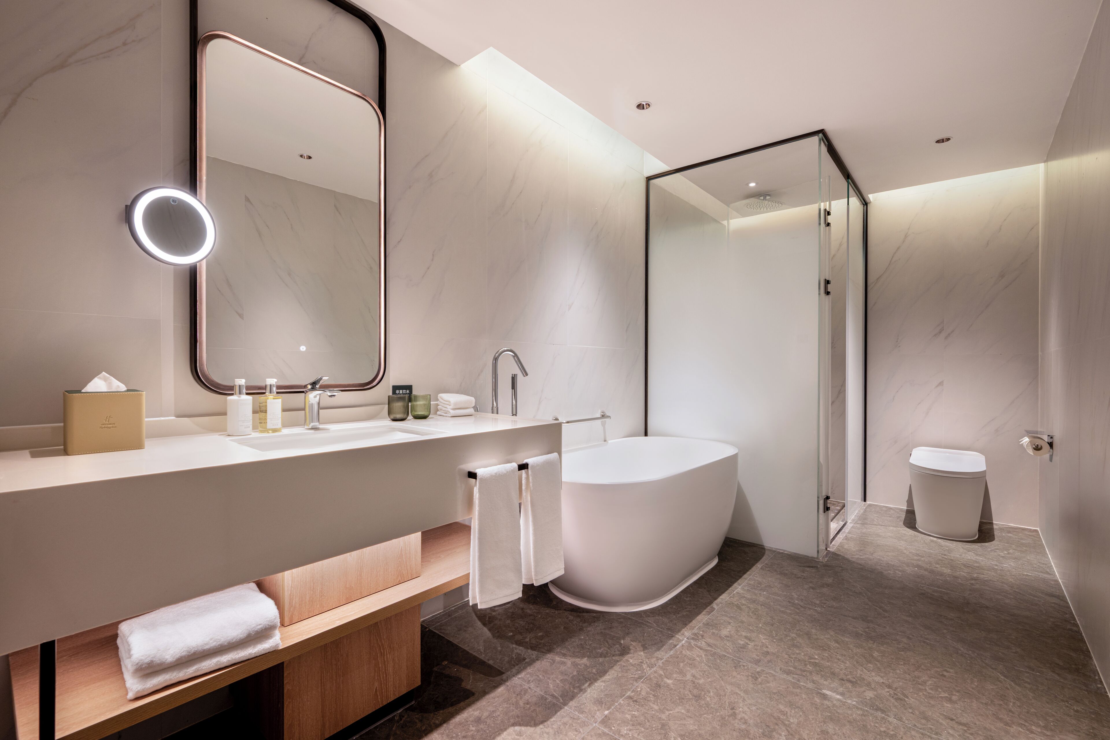Amenidades de baño gratuitas, secadora de cabello, batas, pantuflas 