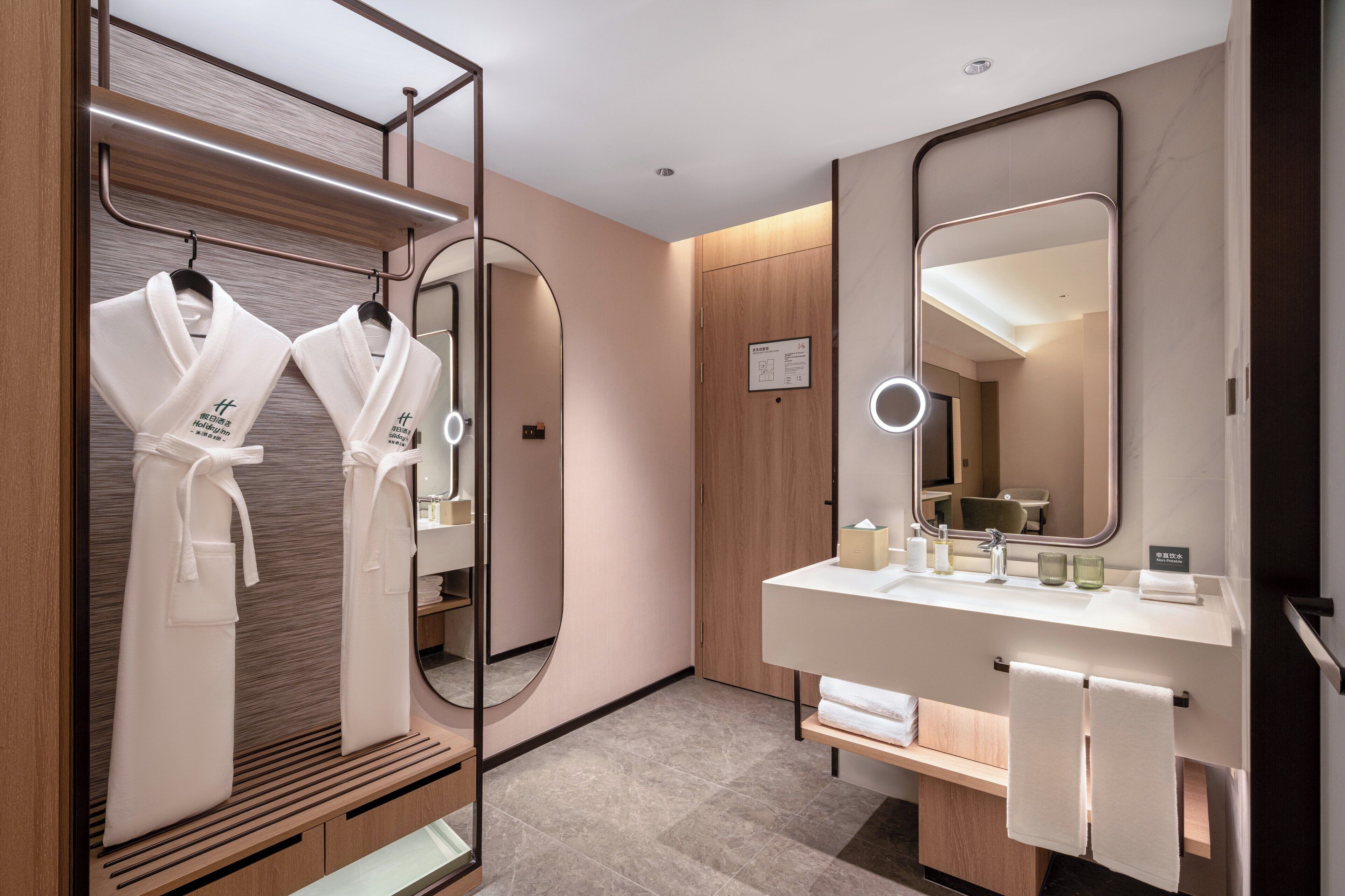 Habitación estándar, 2 camas matrimoniales | Edredón, minibar, escritorio y espacio para trabajar con laptop 