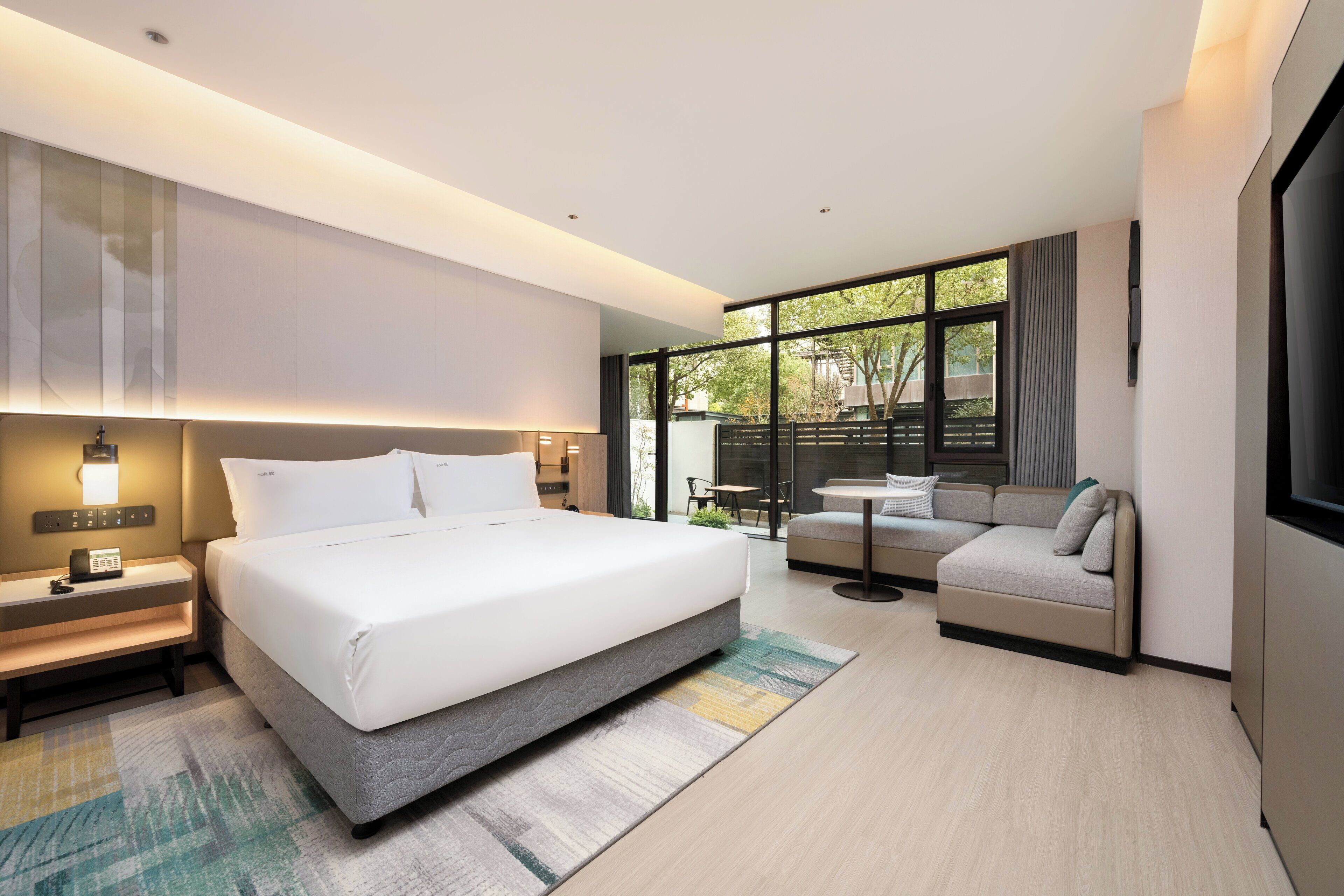 Habitación estándar, 1 cama King size (Living Area) | Edredón, minibar, escritorio y espacio para trabajar con laptop 