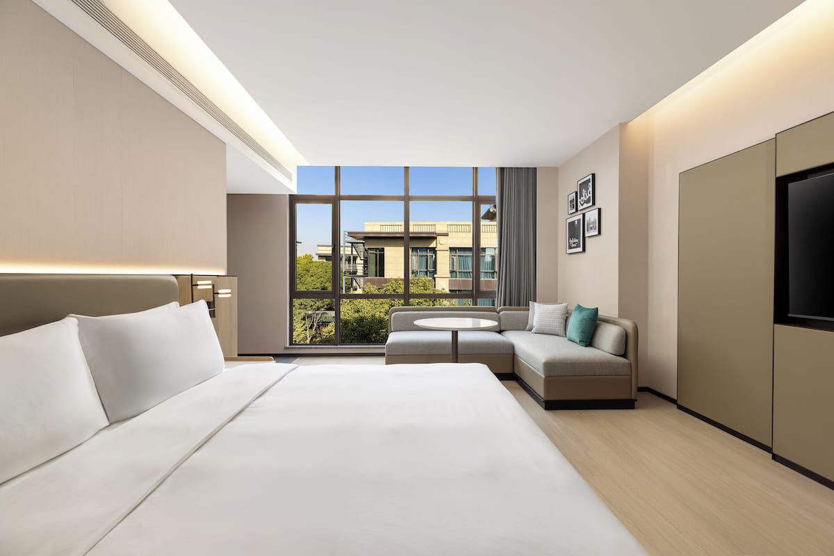 Quarto premium, 1 cama King | Edredons de pluma, frigobar, escrivaninha