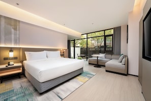 Cubrecamas, minibar, escritorio y espacio para trabajar con laptop