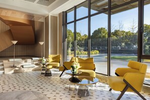 Área de estar no saguão