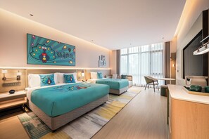 Habitación estándar, 1 cama de matrimonio grande (Kids Theme) | Edredones de plumas, minibar, escritorio