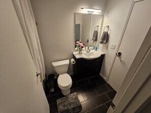 مجففات شعر، مناشف، صابون، ورق حمّام