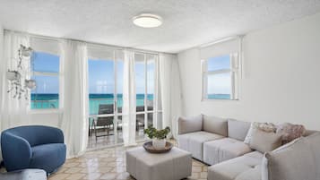 Appartement, balcon, vue mer | Coin séjour | Télévision LED de 32 pouces avec chaînes numériques