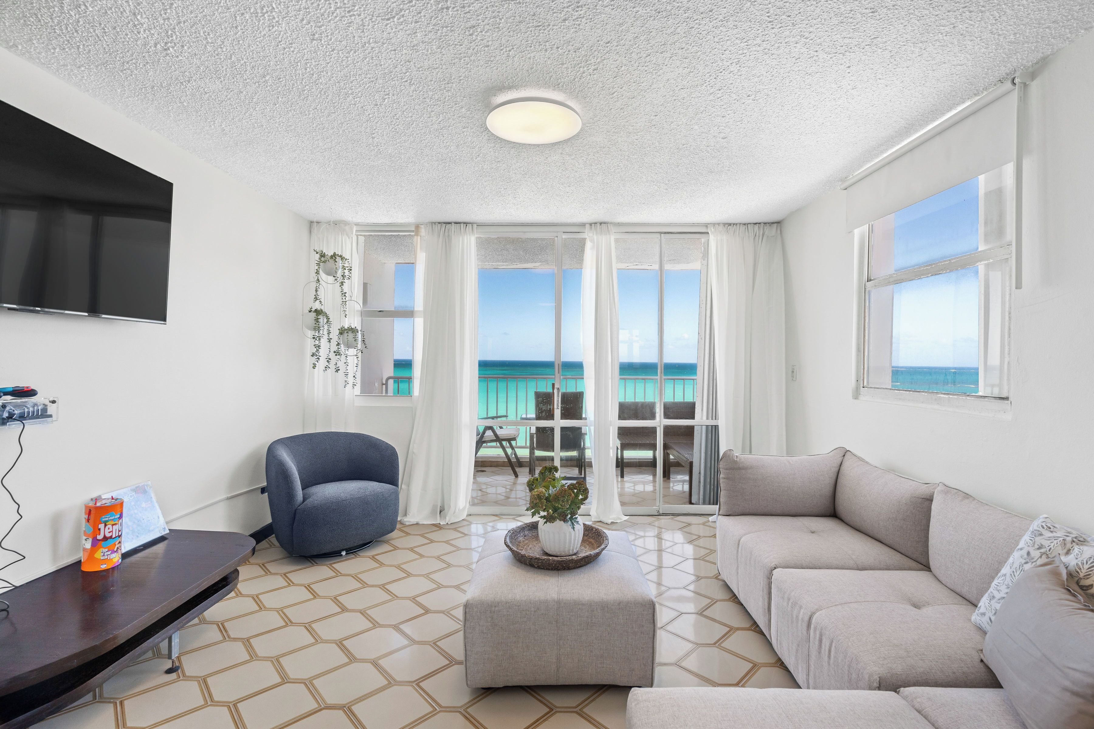 Appartement, balcon, vue mer | Coin séjour | Télévision LED de 32 pouces avec chaînes numériques