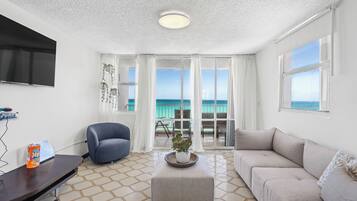 Apartment, Balcony, Sea View | Ruang tamu | 32 inci televisyen LED dengan digital