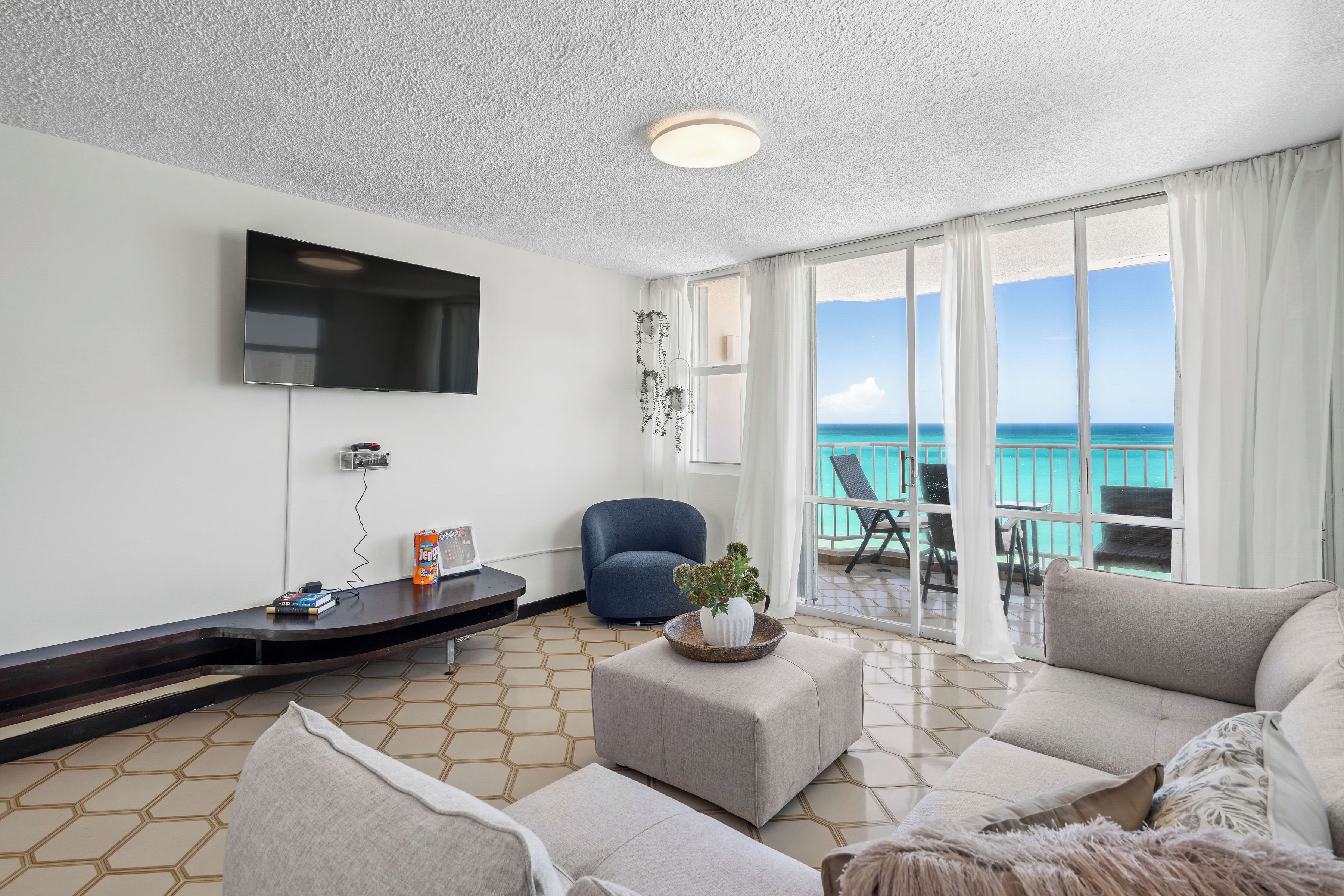 Departamento, balcón, vista al mar | Área de sala de estar | Televisión LED de 32 pulgadas con canales digitales 