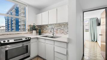 Apartment, Balcony, Sea View | Dapur peribadi