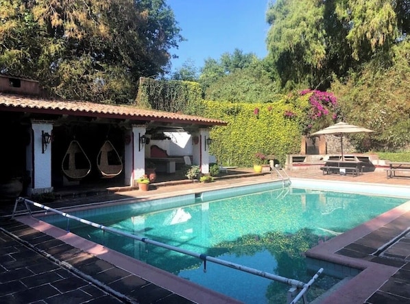 Outdoor pool - MEXICAN ADOBE HOUSE "BUIZ". (Tepoztlán)