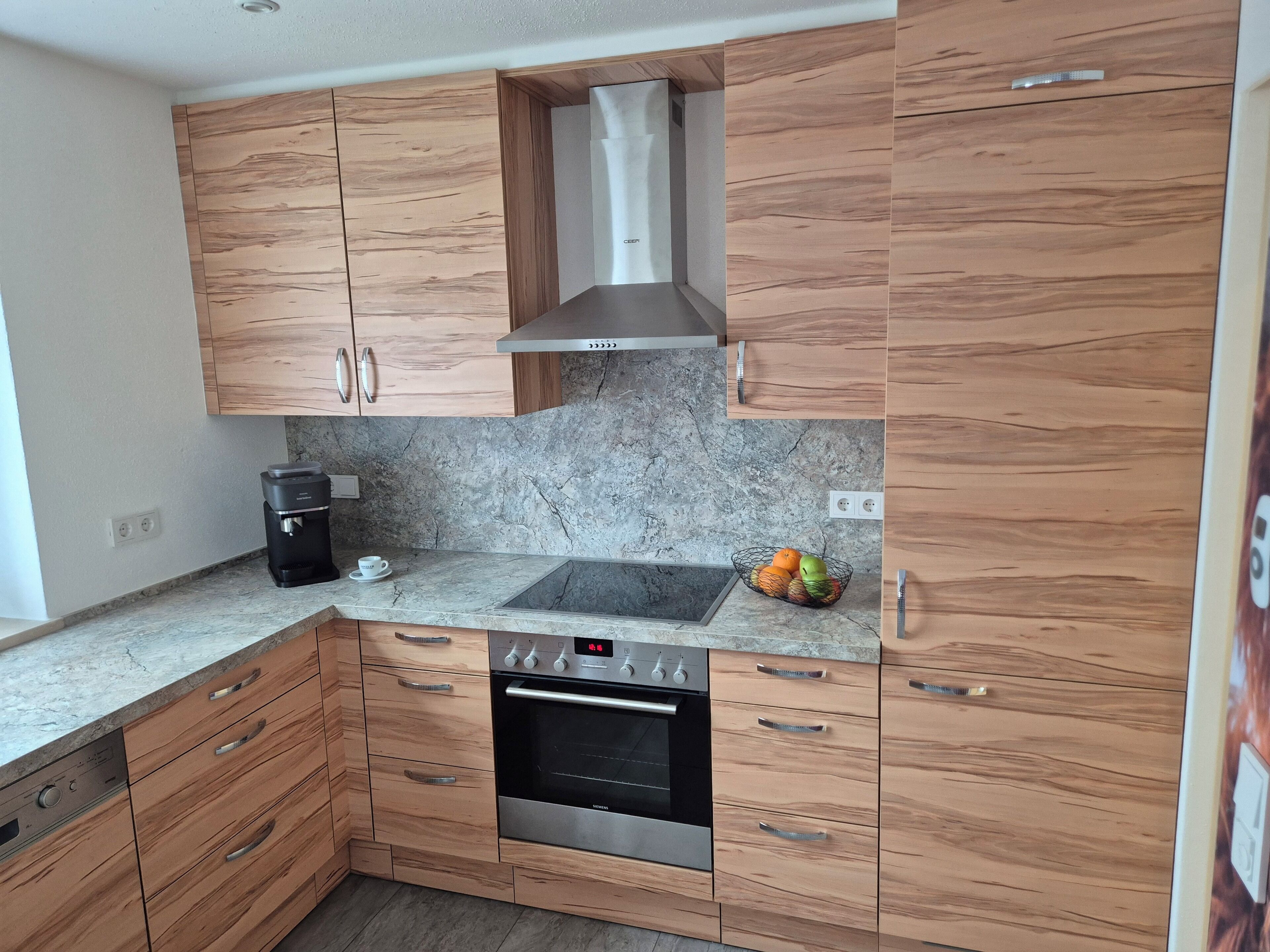 冷蔵庫、オーブン、コンロ、食器洗い機