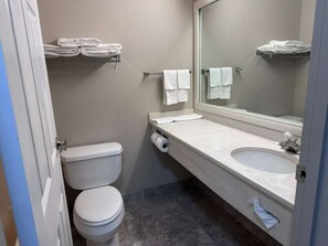 Secador de pelo, toallas, jabón y papel higiénico