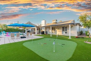 Property grounds - Paradise Valley, Heated Pool & Mini Golf 4BR, LUXE (Phoenix)