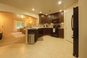 Geladeira, micro-ondas, fogão, cooktop