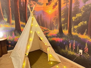 4 bedrooms, iron/ironing board, WiFi, bed sheets