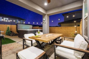 Outdoor dining - Resort Home with Private Bowling & Hot Tub (Washington)