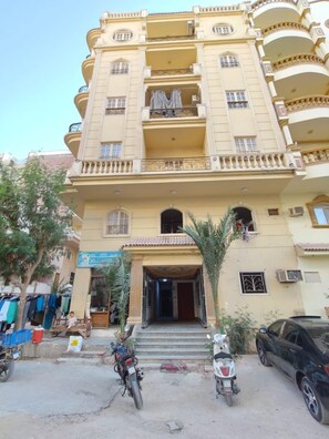 Exterior - Marvelous 2-bedroom apartment with AC in Red Sea Governorate (Red Sea Governorate)