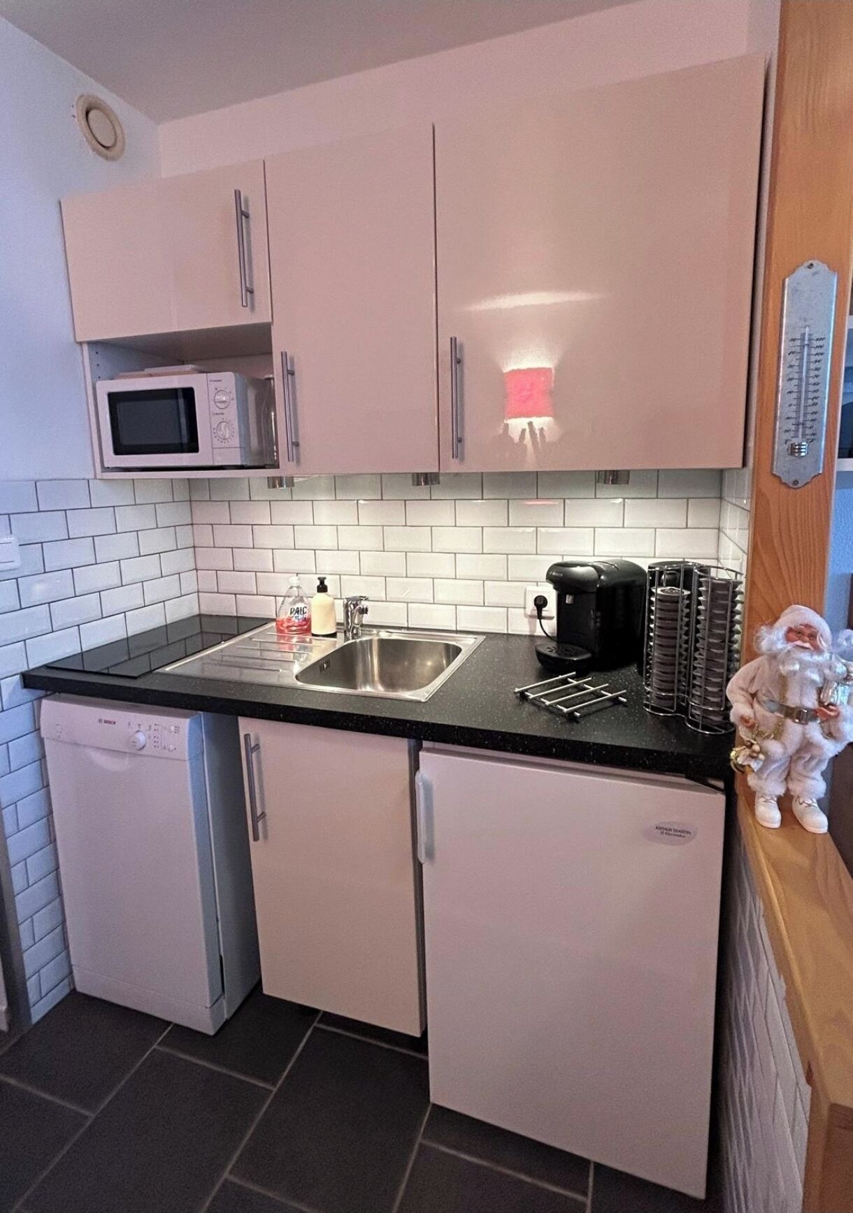 Réfrigérateur, micro-ondes, plaque de cuisson, lave-vaisselle