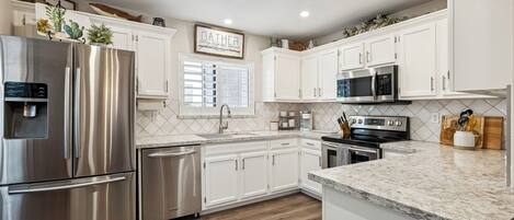 Frigorífico, microondas, horno y placa de cocina