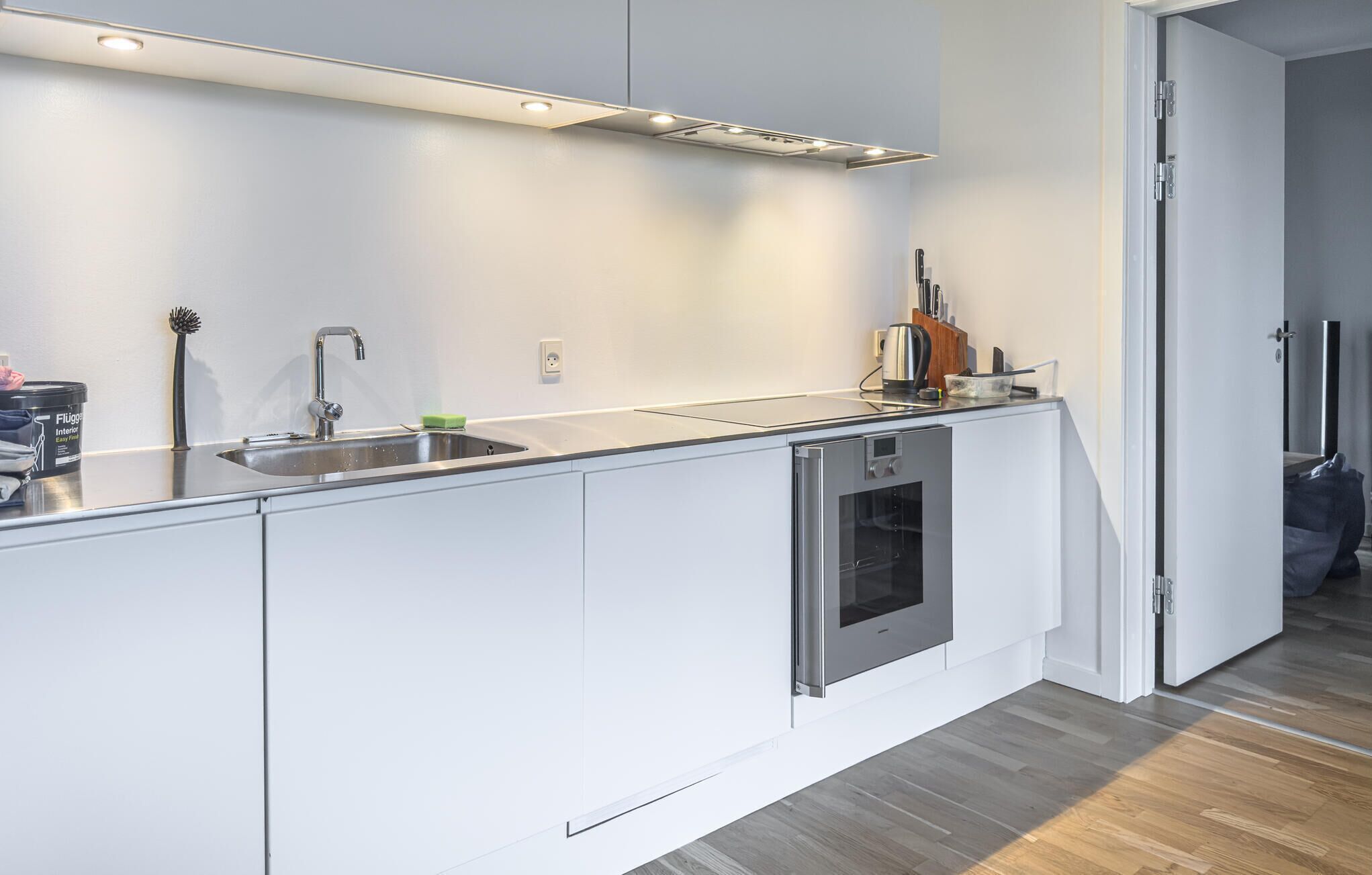 Fridge, stovetop, dishwasher, coffee/tea maker