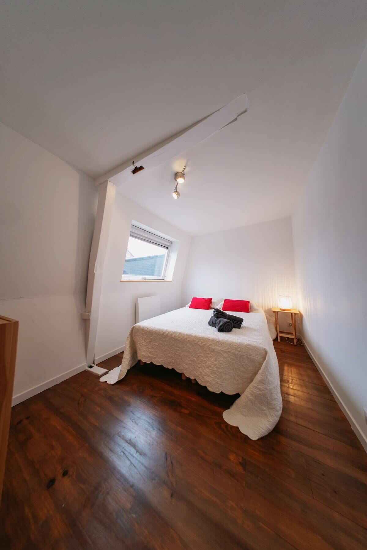 4 عدّة غرف نوم وواي فاي وملاءات أسرّة