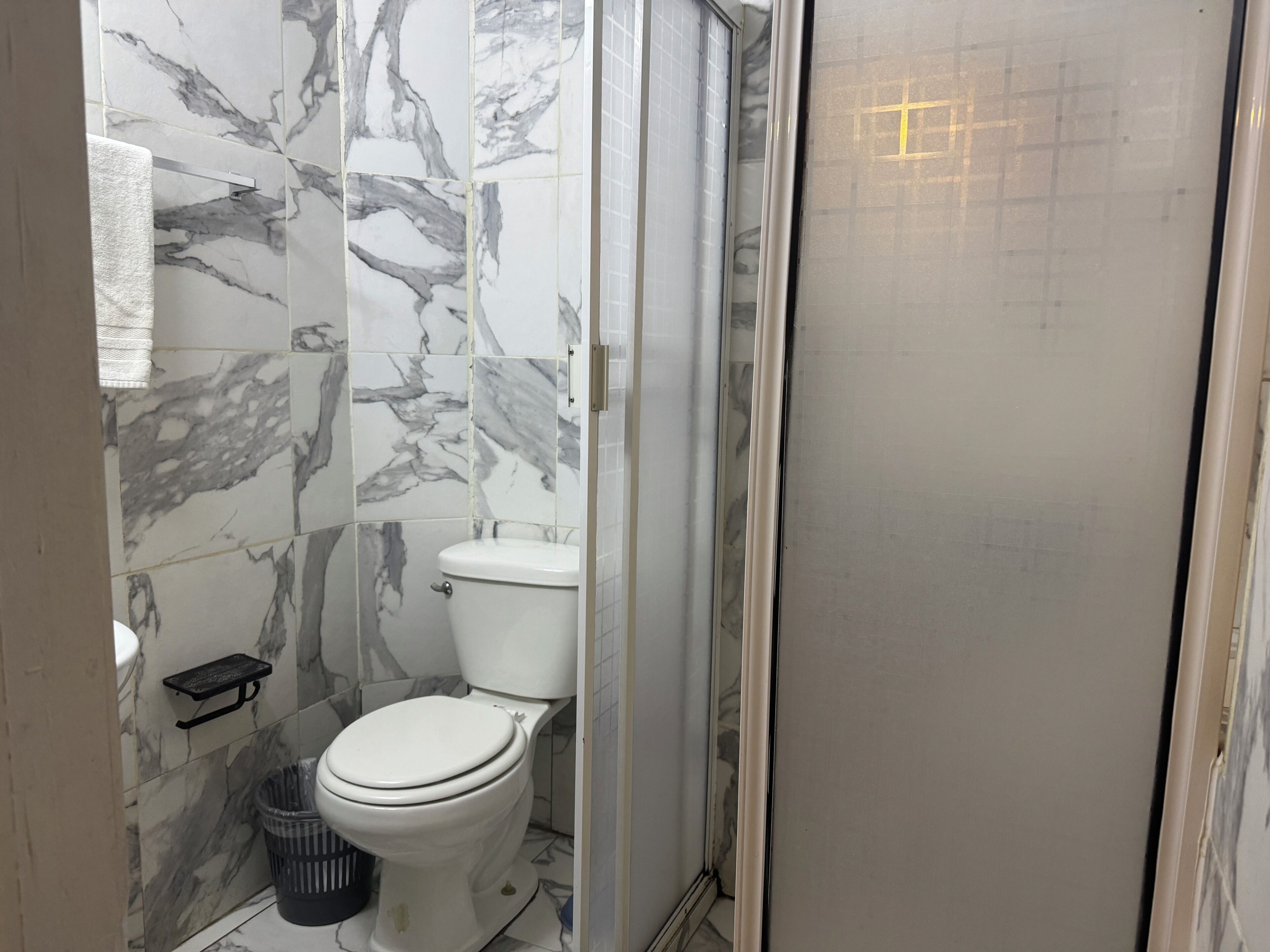 Dusche, Haartrockner, Handtücher, Seife