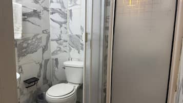 Dusch, hårtork, handdukar och tvål