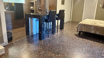 Strykjärn/strykbräda, wi-fi och sängkläder