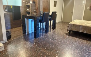 Tabla de planchar con plancha, wifi y ropa de cama 