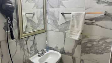 Suihku, hiustenkuivaaja, pyyhkeet, saippua