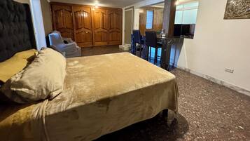 Silitysrauta/-lauta, Wi-Fi, vuodevaatteet