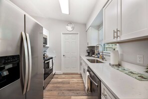 Frigorífico, microondas, horno y placa de cocina