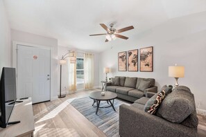 Una televisión, una oficina