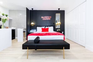 1 bedroom, iron/ironing board, free WiFi, bed sheets - Chic & Stylish Studio in Vibrant Miami (Miami)