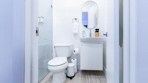 Moderni kylpyhuone, jossa on wc, bidee ja pesuallas.