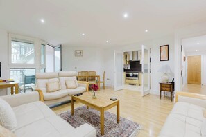 Living area - Welcoming 2BDR Riverside Retreat in Central London (Greater London)