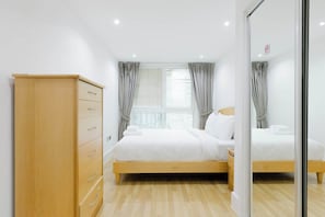 2 bedrooms, iron/ironing board, Internet, bed sheets - Welcoming 2BDR Riverside Retreat in Central London (Greater London)