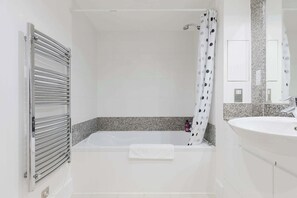 Shower, hair dryer - Welcoming 2BDR Riverside Retreat in Central London (Greater London)