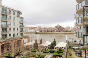Outdoor dining - Welcoming 2BDR Riverside Retreat in Central London (Greater London)
