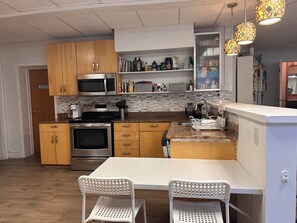 Private kitchen - Roomy Family Getaway-Philadelphia-Metro-Whirlpool Tub (Upper Darby)