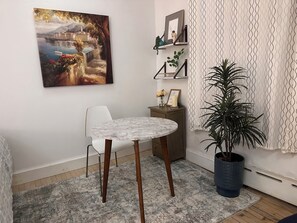Dining - Roomy Family Getaway-Philadelphia-Metro-Whirlpool Tub (Upper Darby)