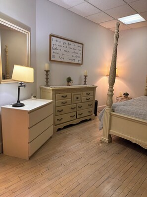 Internet, bed sheets - Roomy Family Getaway-Philadelphia-Metro-Whirlpool Tub (Upper Darby)