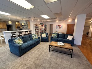 Living area - Roomy Family Getaway-Philadelphia-Metro-Whirlpool Tub (Upper Darby)