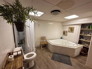 Towels, soap, toilet paper - Roomy Family Getaway-Philadelphia-Metro-Whirlpool Tub (Upper Darby)