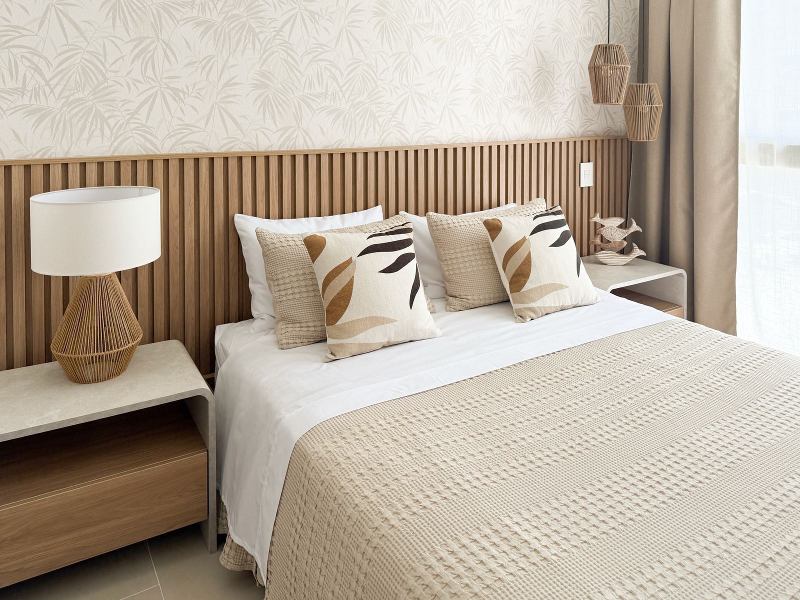 Tabla de planchar con plancha, wifi y ropa de cama 