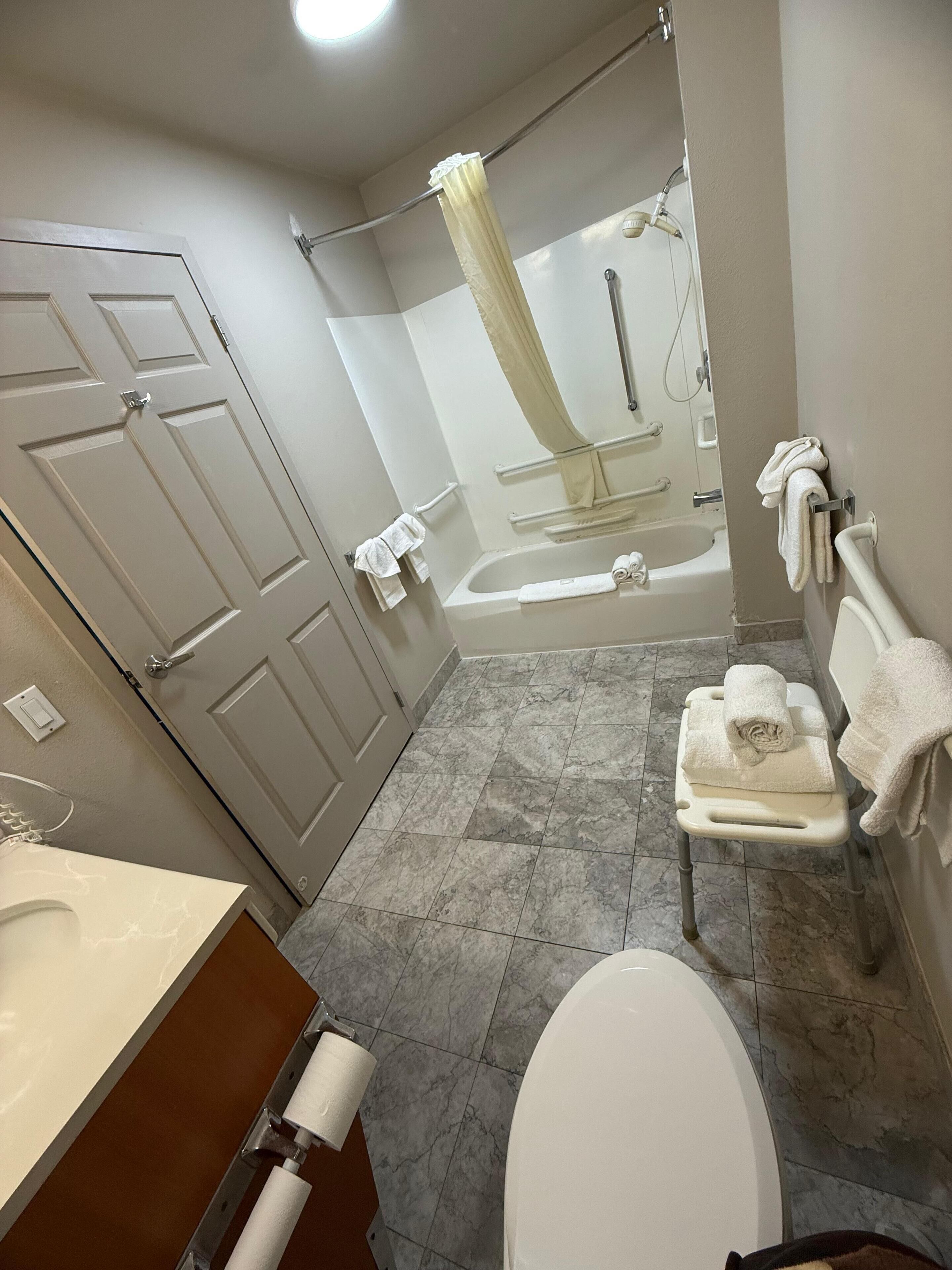 吹风机、毛巾、肥皂、卫生纸