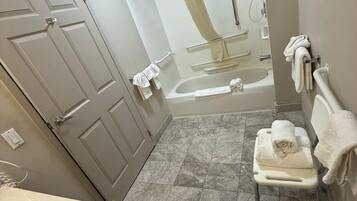 Secadora de cabello, toallas, jabón, papel de baño