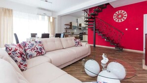 Een televisie en een open haard
