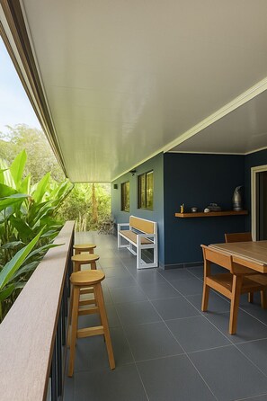 Outdoor dining - Casa Kobu Pool House (Puerto Viejo)