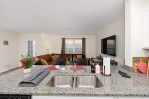 Smart TV - ‼️New 3BR Raceday Retreat - Steps from Speedway (Bristol)